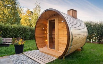 Garten mit kleiner Fasssauna.