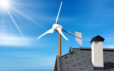 Strahlender Sonnenschein über Hausdach mit stehender Kleinwindkraftanlage