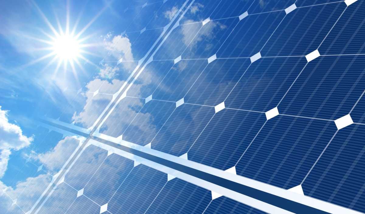 Strahlender Sonnenschein übergehend auf ein Solarpanel