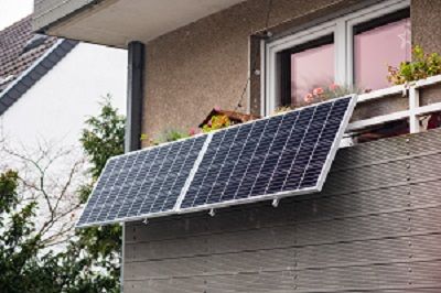 Balkon eines Wohnhauses mit einer aus 2 Solarpanelen bestehenden Mini PV-Anlage