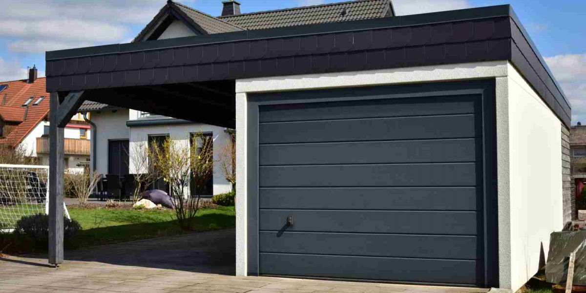 In einen Holz-Carport integrierte Beton-Garage mit Automatik-Tor in der Hauszufahrt