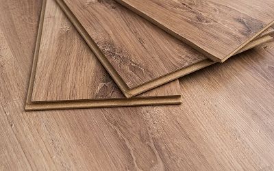 Holzboden mit Klickparkett verlegt