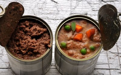 Zwei Dosen mit Nassfutter unterschiedlicher Zusammensetzung