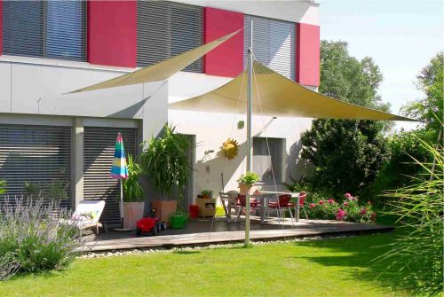 Modernes Haus mit zwei Sonnensegeln zur Beschattung einer Terrasse
