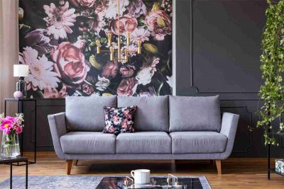Zimmer mit Sofa und Wandgestaltung mit Tapete im Blumendesign