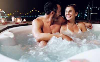 Ein Pärchen genießt die wohltuende Entspannung des heißen Wassers im eigenen Whirlpool.