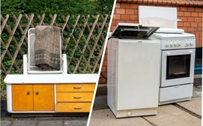 Aufgetürmter Sperrmüll und Altgeräte stehen vor einem Haus zur Entsorgung bereit.