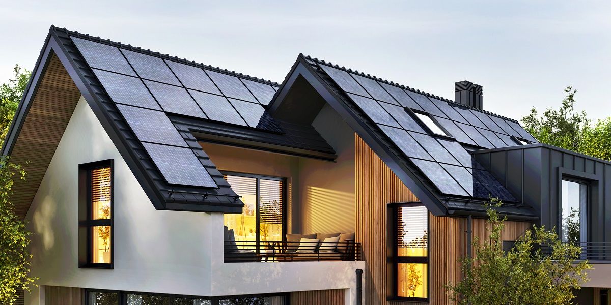 Modernes Einfamilienhaus mit Solarzellen auf dem Dach