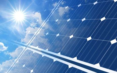 Strahlen blauer Himmel, Sonnenstrahlen die auf eine Solarpanele treffen.