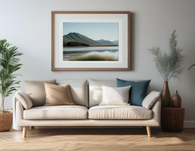 Passepartout an der Wand eines modernen Wohnzimmers mit beigen Sofa und Laminatboden in Holtoptik