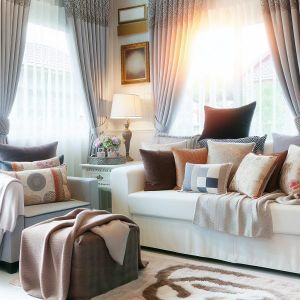 Geschmachvoll dekoriertes Zimmer, mit Kissen in verschiedenen Größen und Farben, Decken und Vorhängen