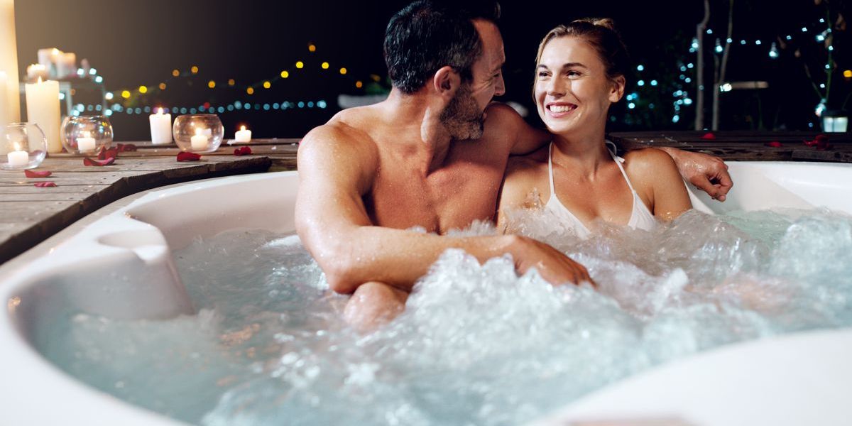 Junges Paar entspannt sich nach einem harten Arbeitstag im Whirlpool